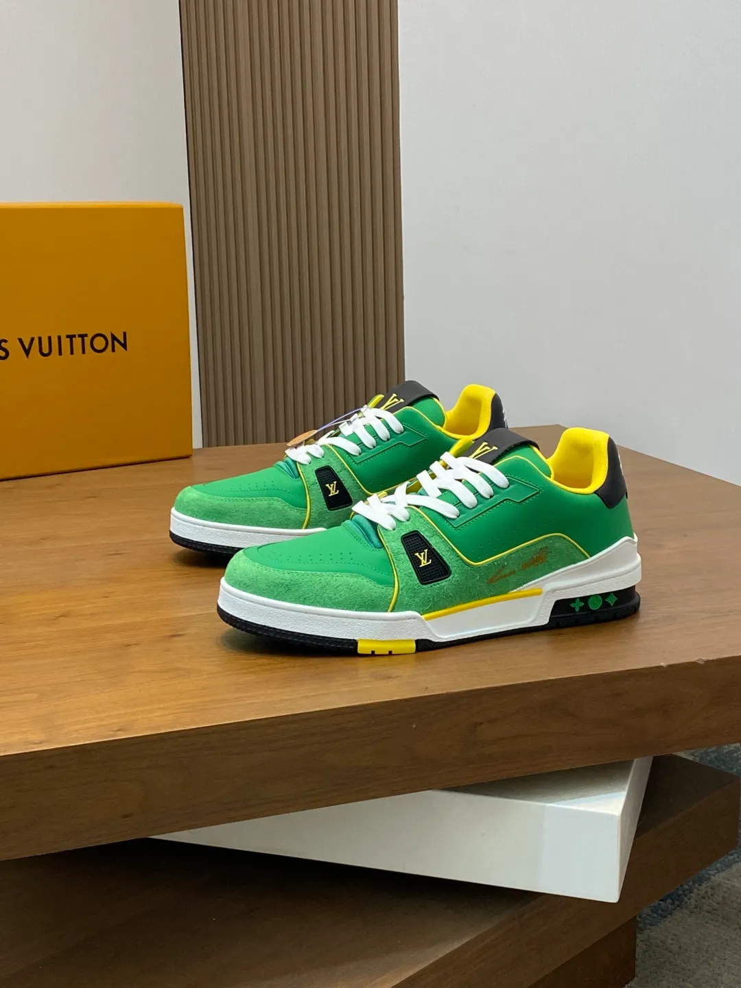 Men's men's shoes 💰820 Lujia New Color Men's 🧍‍♂️trainer sneakers, this LV Trainer sneaker is made of soft grained calfskin, showing pure tones, the #54 logo on the back traces the brand's birth in 1854, the designer's handwritten brand logo embellishes one side, designed by Virgil Abloh himself, a very commemorative sneaker, the new LV Louis Vuitton louis vuitton trainer sneaker low casual sports culture versatile basketball sneakers Size: 35-46 (customized for women 40, men 46)